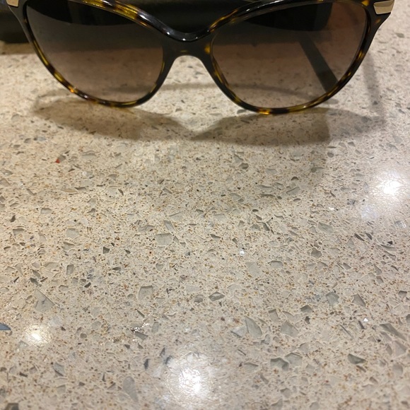BRAND NEW BURBERRY SUNGLASSES - Picture 2 of 3